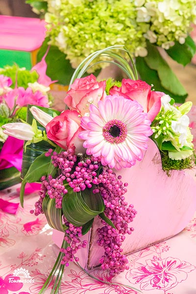 Compo de fleurs roses et blanches dans un pot de bois rose en forme de coeur